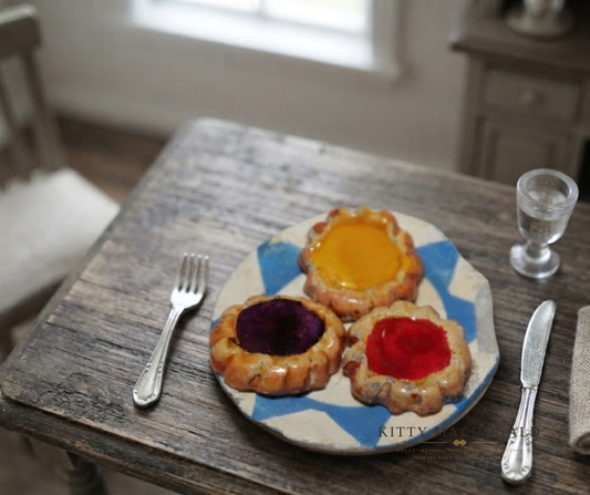 Vintage Dolls House Wren Toys Plaster Food – Three Fruit Tarts on Plate KM557